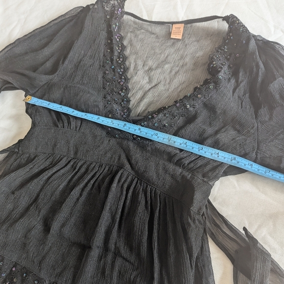 Elegant Black Blouse - Picture 5 of 8